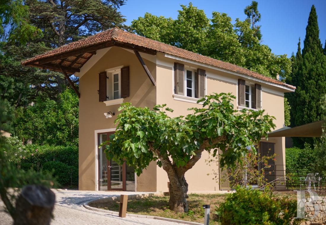 A renovated farmhouse surrounded by extensive grounds leading down to the sea, between Toulon and Hyères on the Var coast - photo  n°5